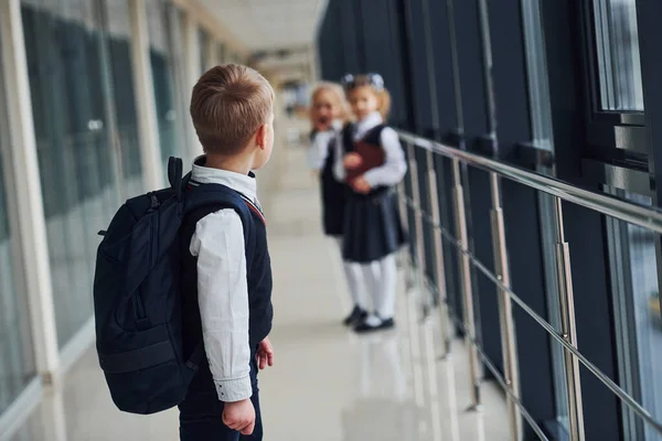 Dzieciaki Mundurach Razem Korytarzu Pojęcie Edukacji — Zdjęcie stockowe