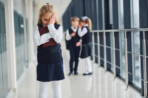 Ragazzina Viene Maltrattata Concezione Molestie Scuola Ragazzi Uniforme Insieme Corridoio — Foto Stock