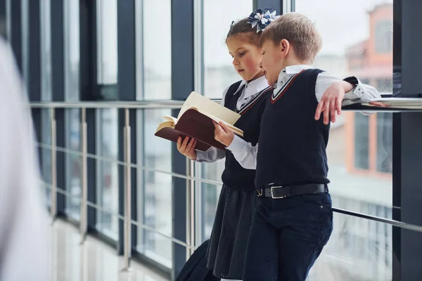 School Kids Uniform Reading Book Together Corridor Conception Education — Stok fotoğraf