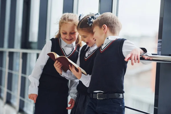 School Kids Uniform Reading Book Together Corridor Conception Education — Photo