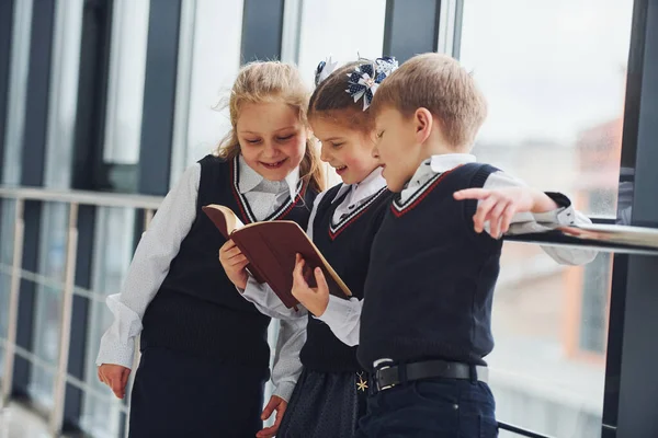 School Kids Uniform Reading Book Together Corridor Conception Education — Fotografia de Stock