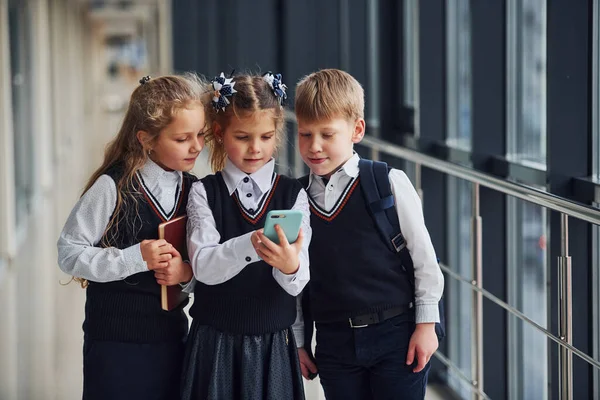 Schulkinder Uniform Mit Handy Auf Dem Flur Konzeption Von Bildung — Stockfoto