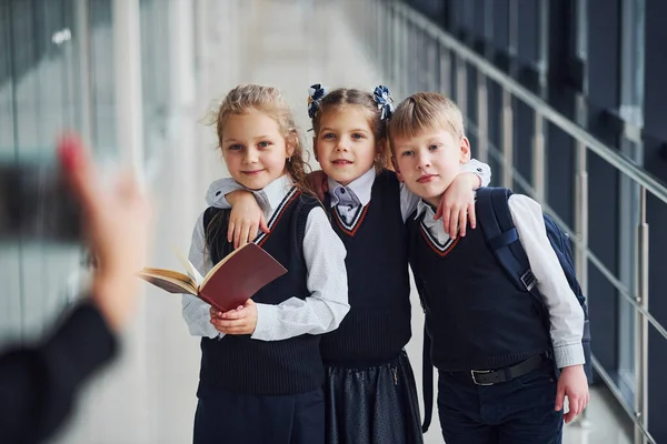 School Kids Uniform Making Photo Together Corridor Conception Education — Zdjęcie stockowe