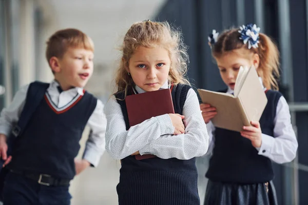 Des Écoliers Uniforme Avec Des Livres Dans Couloir Conception Éducation — Photo