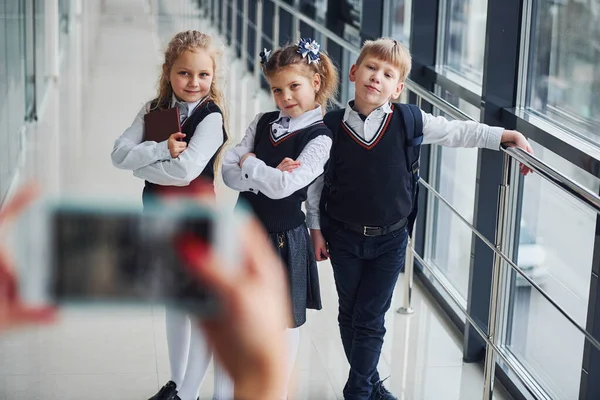 Шкільні Діти Уніформі Роблять Фотографію Разом Коридорі Концепція Освіти — стокове фото