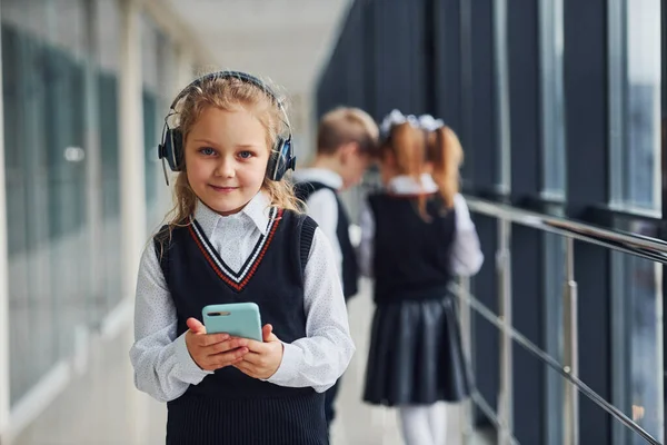 Menina Com Telefone Fones Ouvido Frente Crianças Escola Uniforme Que — Fotografia de Stock