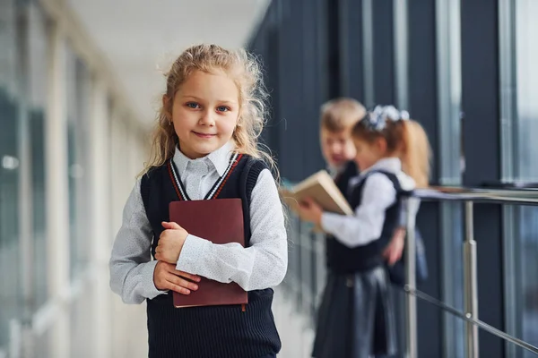 Miúdos Escola Fardados Juntamente Com Livros Corredor Concepção Educação — Fotografia de Stock