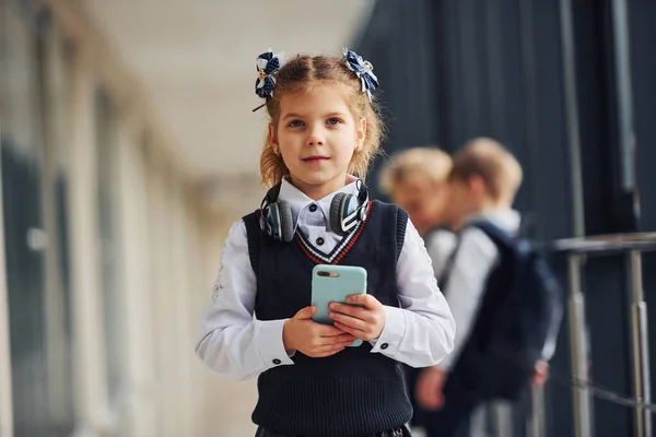 Menina Com Telefone Frente Crianças Escola Uniforme Que Juntos Corredor — Fotografia de Stock