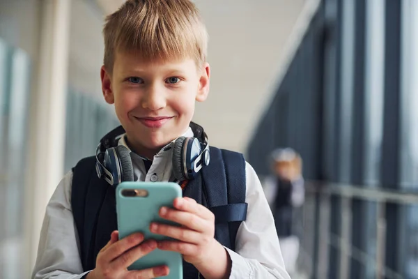 Petit Garçon Avec Téléphone Écouteurs Debout Devant Les Écoliers Uniforme — Photo