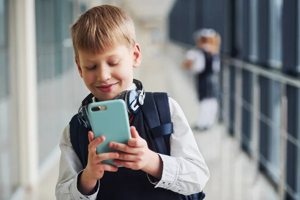 Menino Com Telefone Fones Ouvido Frente Crianças Escola Uniforme Que — Fotografia de Stock