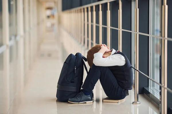 Ragazzo Uniforme Seduto Solo Con Tristezza Scuola Concezione Molestie — Foto Stock