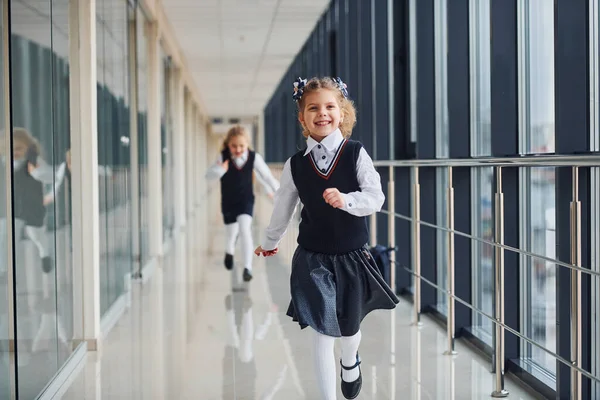 Raparigas Uniforme Correr Juntas Corredor Concepção Educação — Fotografia de Stock