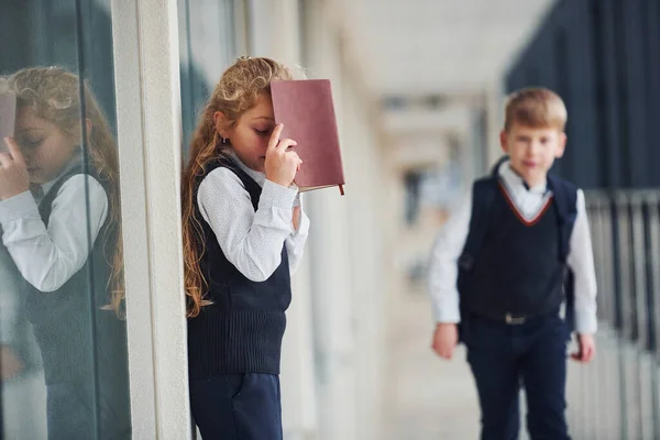 Niños Escuela Uniforme Con Libros Juntos Pasillo Concepción Educación — Foto de Stock