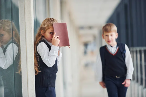 School Kids Uniform Books Together Corridor Conception Education — Φωτογραφία Αρχείου