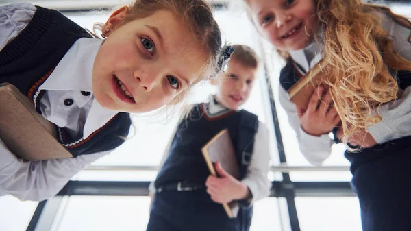 Niños Uniforme Posando Para Una Cámara Juntos Pasillo Concepción Educación —  Fotos de Stock