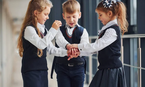 Niños Escuela Uniforme Haciendo Gesto Victoria Juntos Pasillo Concepción Educación — Foto de Stock