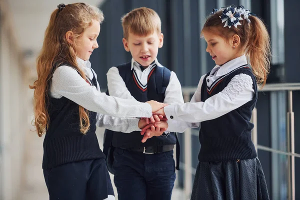 Des Écoliers Uniforme Faisant Geste Victoire Ensemble Dans Couloir Conception — Photo