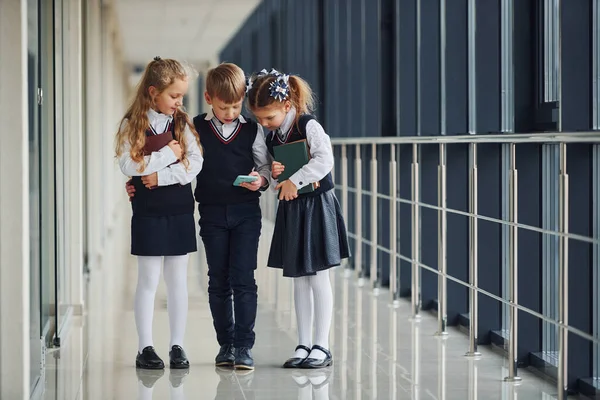 Des Écoliers Uniforme Avec Téléphone Dans Couloir Conception Éducation — Photo