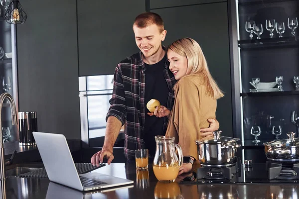 Young Couple Casual Clothes Standing Together Kitchen Using Laptop — ストック写真