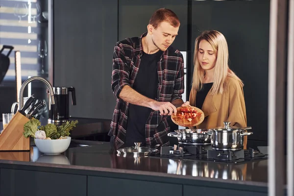 Young Couple Casual Clothes Standing Together Kitchen Preparing Food — ストック写真