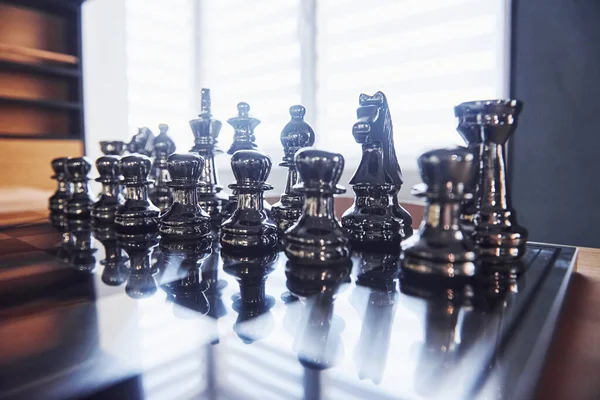 Шахматная Доска Металлическими Фигурами Помещении Столе Дневное Время — стоковое фото