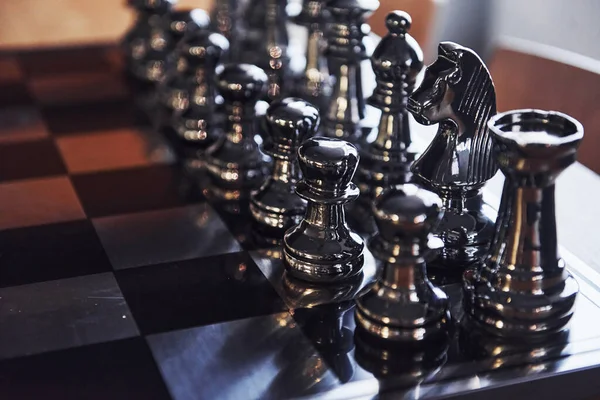 Шахматная Доска Металлическими Фигурами Помещении Столе Дневное Время — стоковое фото