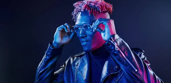 Jól Érzem Magam Futurisztikus Neon Világítás Fiatal Afro Amerikai Férfi — Stock Fotó