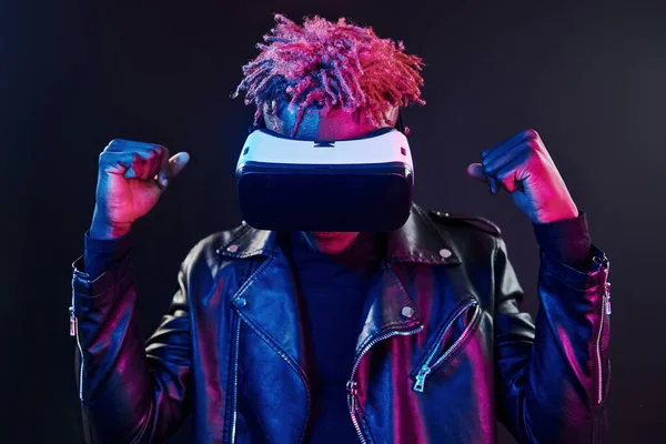 Virtuális Valóság Tapasztalat Futurisztikus Neon Világítás Fiatal Afro Amerikai Férfi — Stock Fotó