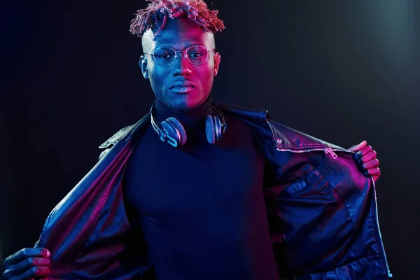 Boynunda Kablosuz Kulaklıkla Poz Vermek Fütürist Neon Işıkları Stüdyodaki Afrikalı — Stok fotoğraf