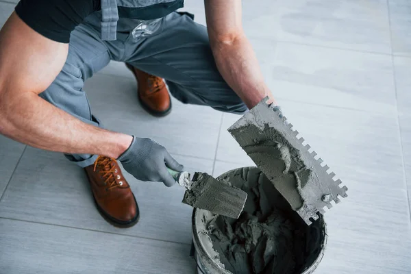 Man Grey Uniform Works Plate Indoors Modern Big Office Daytime — Stok fotoğraf