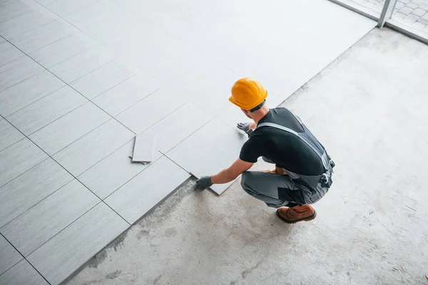 Vista Superior Homem Uniforme Cinza Que Instalação Placa Ambientes Fechados — Fotografia de Stock