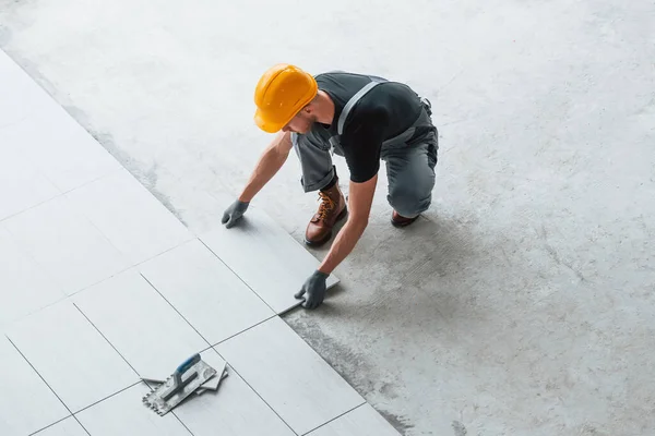 Installation Plate Man Grey Uniform Orange Hard Hat Works Indoors — Stok fotoğraf