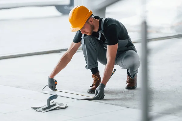 Montering Platta Man Grå Uniform Och Orange Hatt Arbetar Inomhus — Stockfoto