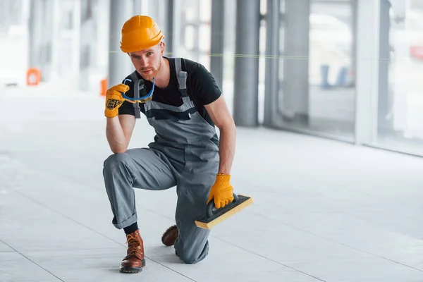 Homem Uniforme Cinza Posando Para Uma Câmera Dentro Casa Escritório — Fotografia de Stock