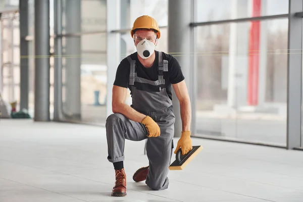 Man Grey Uniform Posing Camera Indoors Modern Big Office Daytime — Stockfoto