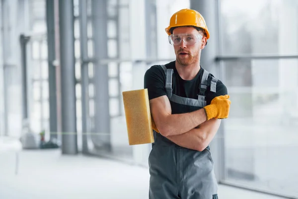 Portret Van Een Man Grijs Uniform Dat Overdag Een Modern — Stockfoto