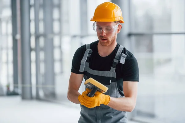 Porträtt Man Grå Uniform Som Står Inomhus Moderna Stora Kontor — Stockfoto