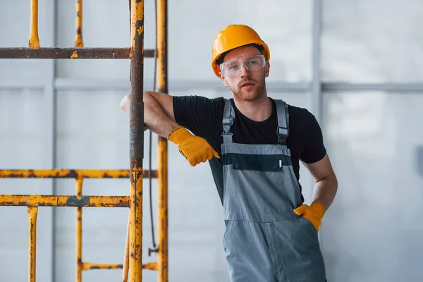 Man Grijs Uniform Buurt Van Bouw Neemt Pauze Binnen Modern — Stockfoto