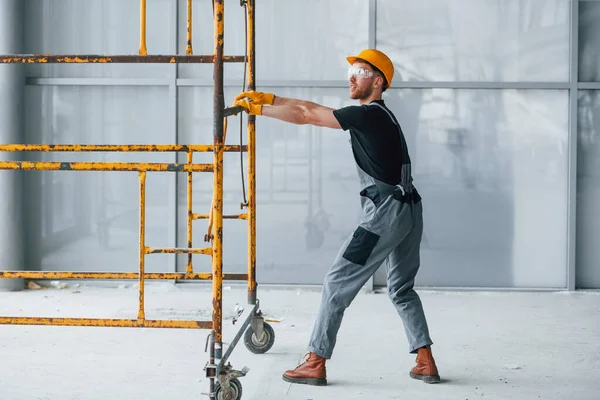 Man Grå Uniform Arbetar Med Konstruktion Inomhus Moderna Stora Kontor — Stockfoto