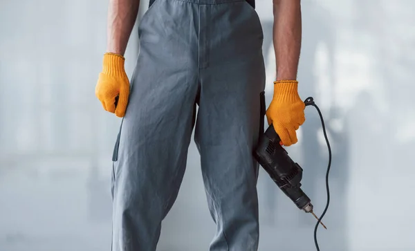 Close View Man Grey Uniform Drill Hand Indoors Modern Big — Stock Photo, Image