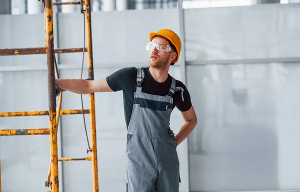 Man Grey Uniform Standing Construction Indoors Modern Big Office Daytime —  Fotos de Stock