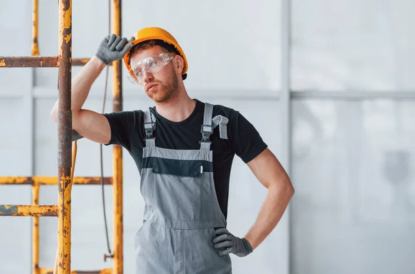 Man Grey Uniform Standing Construction Indoors Modern Big Office Daytime — Stockfoto
