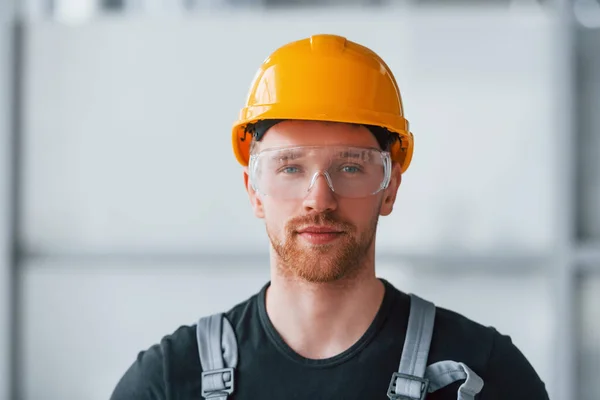 Retrato Homem Uniforme Cinza Óculos Proteção Chapéu Laranja Dura Que — Fotografia de Stock