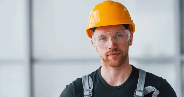 Retrato Hombre Uniforme Gris Gafas Protectoras Sombrero Duro Naranja Que —  Fotos de Stock