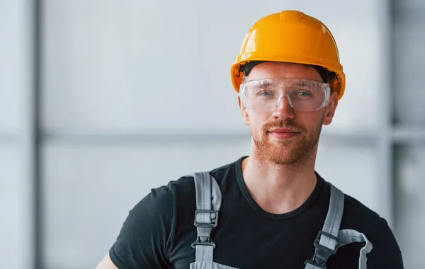 Retrato Homem Uniforme Cinza Óculos Proteção Chapéu Laranja Dura Que — Fotografia de Stock