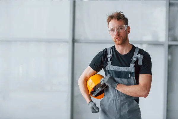 Retrato Hombre Uniforme Gris Ycon Sombrero Duro Naranja Las Manos — Foto de Stock