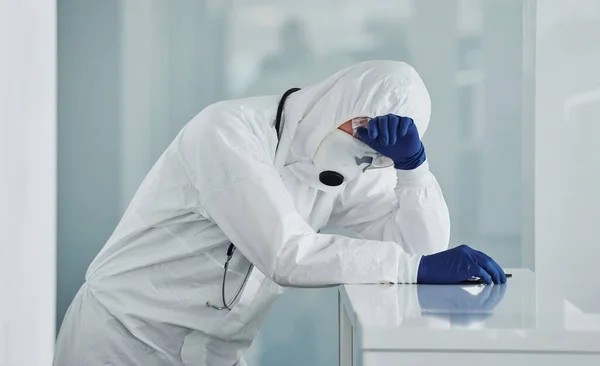 Tired Doctor Scientist Lab Coat Defensive Eyewear Mask Takes Break — 图库照片