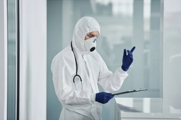 Male Doctor Scientist Lab Coat Defensive Eyewear Mask — Stock Photo, Image