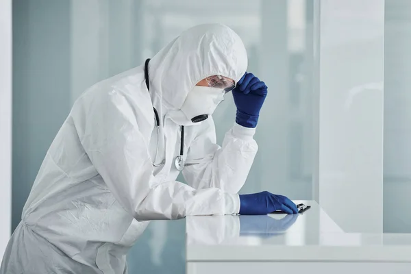 Male Doctor Scientist Lab Coat Defensive Eyewear Mask — 图库照片