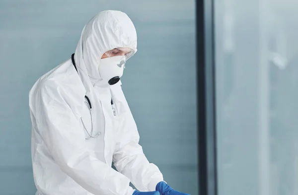 Male Doctor Scientist Lab Coat Defensive Eyewear Mask — 图库照片